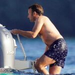 Emmanuel Macron al mare a torso nudo