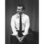 Emmanuel Macron sorride in una foto bianco e nero