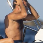 Emmanuel Macron a petto nudo