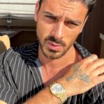 Michele Morrone, tatuaggio e camicia a righe