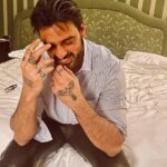 Michele Morrone sorride in una delle sue foto su Instagram.