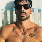 Michele Morrone, occhiali da sole e torso nudo