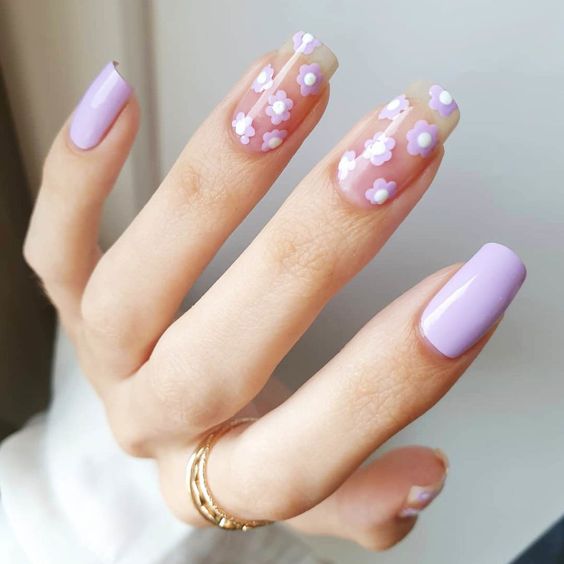 unghie color lilla decorate con fiori