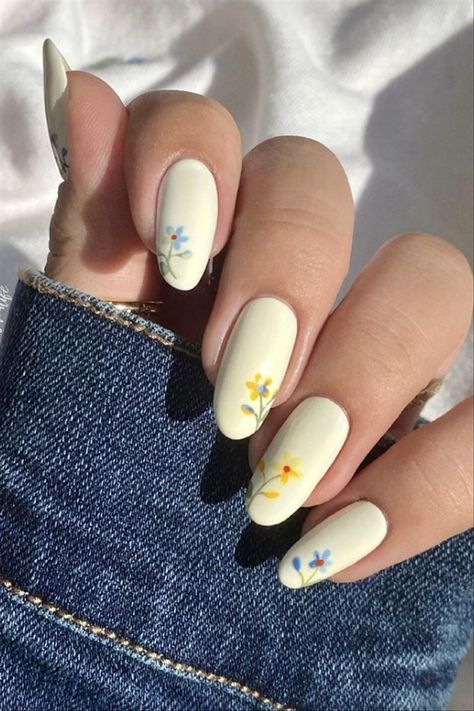 unghie color giallo pastello decorate con fiori 
