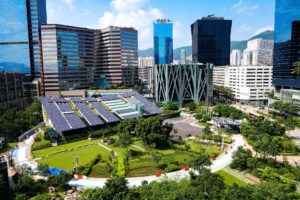 Città immersa nel verde con pannelli solari