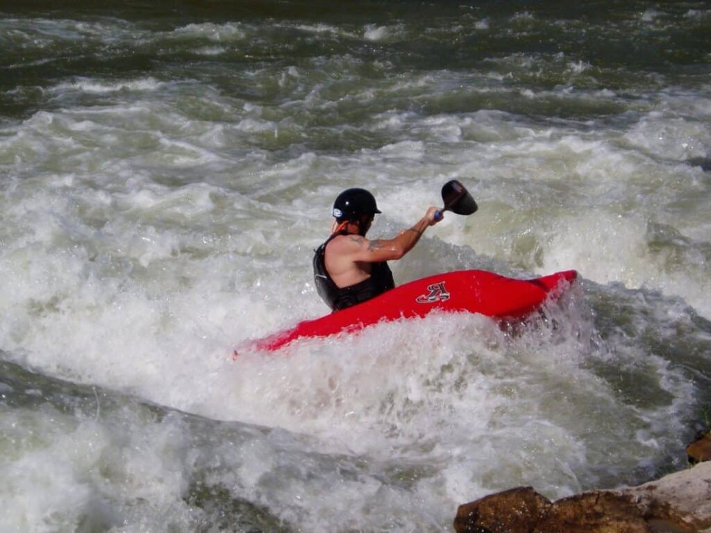 attività di extreme kayaking