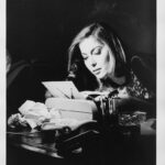 Moana Pozzi, foto in bianco e nero con macchina da scrivere