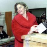 Moana Pozzi vota, con indosso la pelliccia rossa