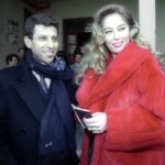 Moana Pozzi, in pelliccia rossa e Riccardo Schicchi