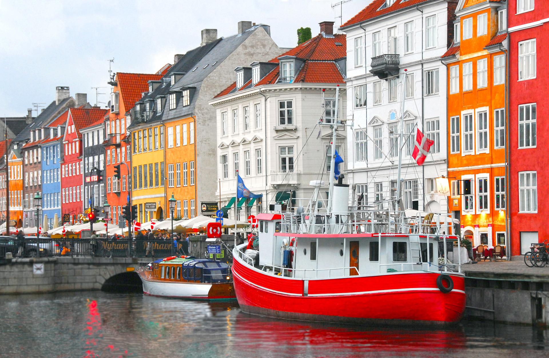 Edifici di Copenaghen si affacciano sul fiume Nyhavn