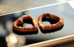 Due pretzel a forma di cuore