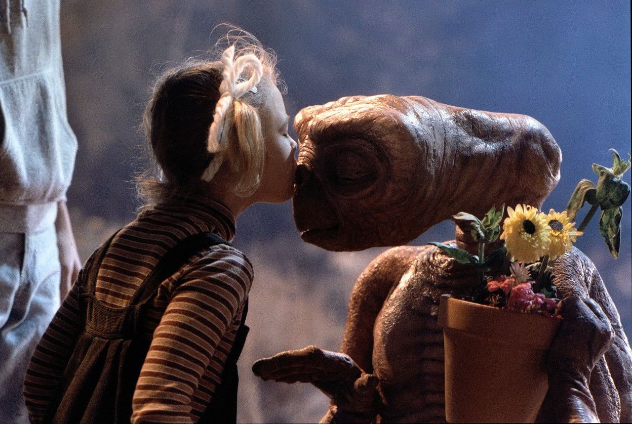 Drew Barrymore e l'alieno E.T. in "E.T. L'extra-terrestre"