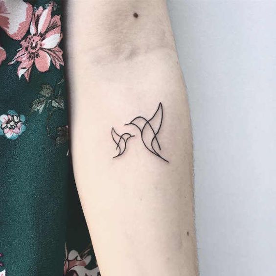 tatuaggio di due uccellini stilizzati