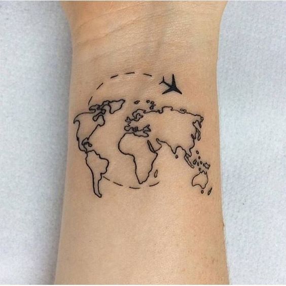 tatuaggio di un mappamondo con un aereo