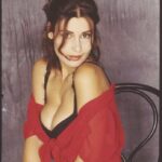 Claudia Koll sensuale in reggiseno e abito rosso