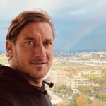 Francesco Totti davanti ad un arcobaleno