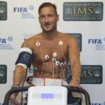 Francesco Totti a torso nudo, fa un elettrocardiogramma