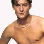 Francesco Totti da giovane a torso nudo