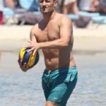 Francesco Totti gioca a palla a mare, in costume