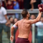 Francesco Totti mostra la schiena nuda