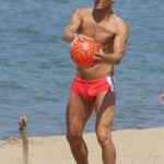 Francesco Totti, hot in slip, mentre gioca in spiaggia