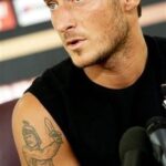 Francesco Totti mostra il tatuaggio sul braccio