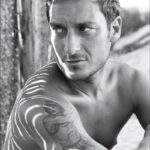 Francesco Totti a torso nudo, foto in bianco e nero