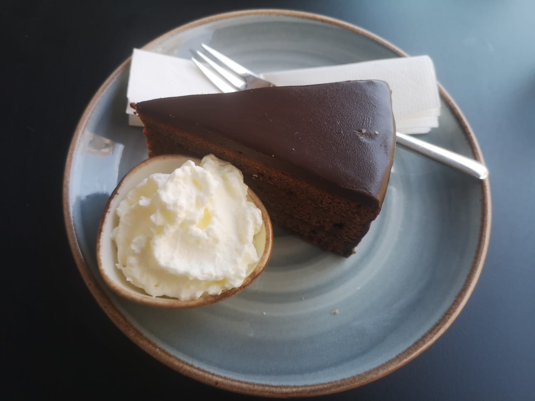 torta sacher con panna