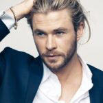 Un elegante Chris Hemsworth in giacca e camicia.