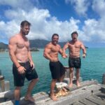 I fratelli Hemsworth mostrano il 'fisicaccio' in vacanza.