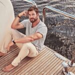Chris Hemsworth in barca, in tenuta estiva.