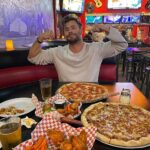 Chris Hemsworth fa i 'muscoli' a tavola, tra pizze e fritti.