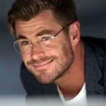 Chris Hemsworth con gli occhiali da vista in un film.