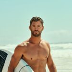Chris Hemsworth sexy e a torso nudo, in spiaggia