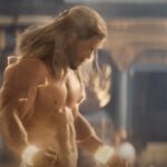 Chris Hemsworth a torso nudo in una scena di Thor: Love and Thunder
