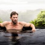 Chris Hemsworth a petto nudo in piscina