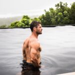 Chris Hemsworth mostra il petto nudo e i muscoli in acqua
