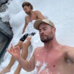 Nudi e ghiacciati: i fratelli Hemsworth sulla neve in posa zen.