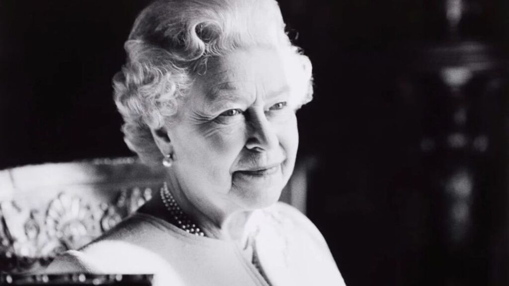 Una foto della Regina Elisabetta II in bianco e nero