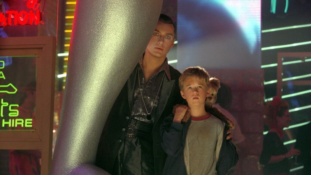 Haley Joel Osment e Jude Law in una scena di A.I. - Intelligenza Artificiale