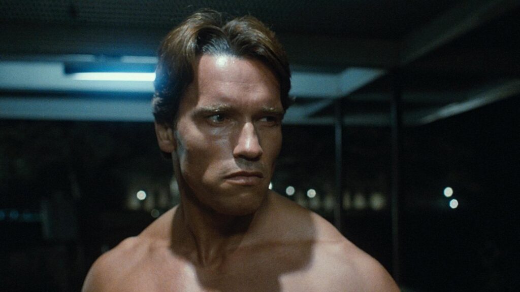 Mezzo primo piano di Arnold Schwarzenegger in una scena di Terminator