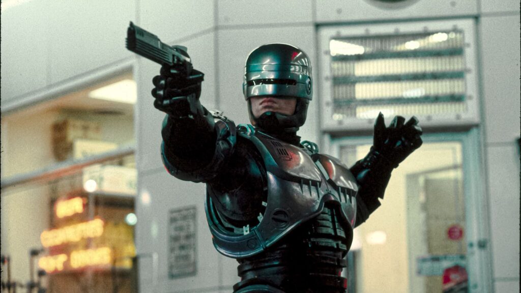 RoboCop armato di pistola in una scena del film
