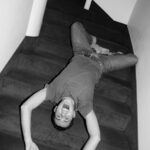 Francesco Centorame a piedi scalzi sulle scale