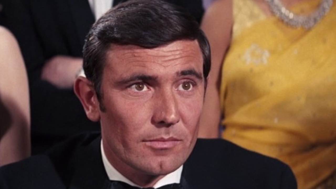 George Lazenby nei panni di James Bond