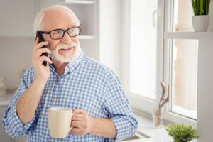 anziano al telefono