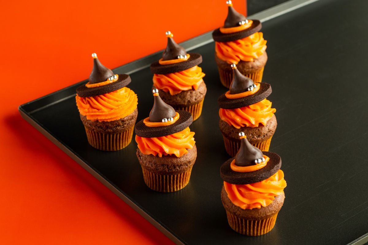 Cupcake arancioni con cappello da strega