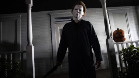 Michael Myers armato di coltello in Halloween - La notte delle streghe