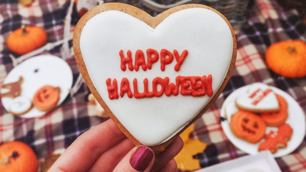 Biscotto a forma di cuore con scritto Happy Halloween