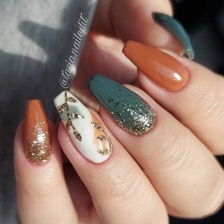 unghie colorate con glitter