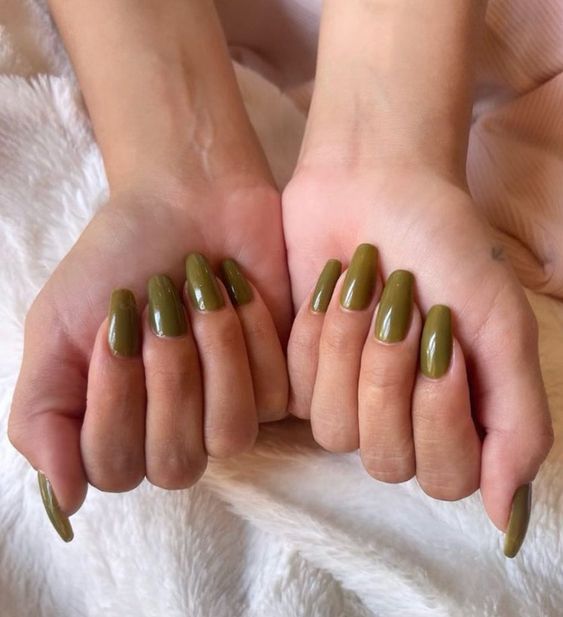 unghie verde oliva